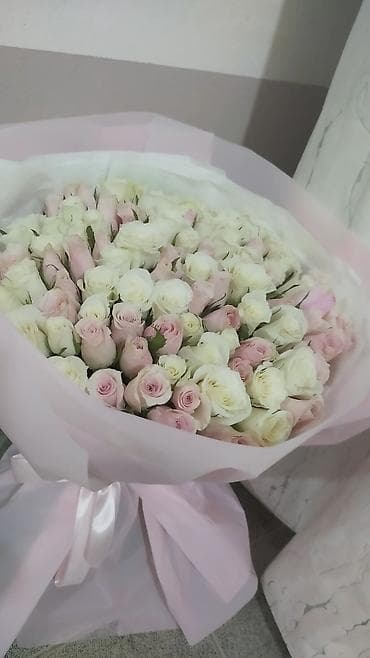 Букет кустовых роз в нежной гамме - Состав: крупный букет из кустовых at lalafo.kg Букет кустовых роз в нежной гамме - Состав: крупный букет из кустовых