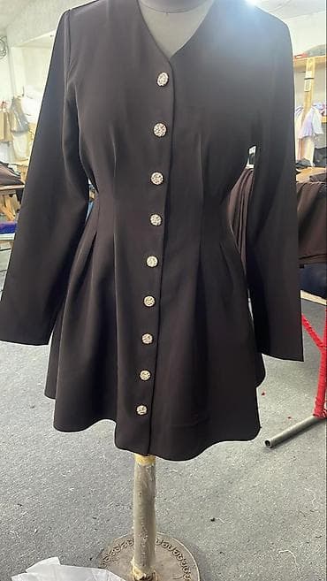 Платье-пиджак черного цвета с длинными рукавами. Приталенный силуэт с