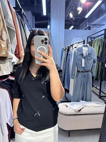 Кофты, свитеры: Женский джемпер с бантиками - Модель с V-образным вырезом и рукавом — 2