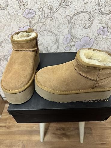 тотальная распродажа пуховиков: Угги, 36, UGG, Б/у, цвет - Бежевый, Самовывоз — 1