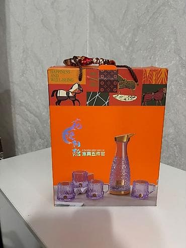 Кухонные принадлежности: Набор для воды из 5 предметов. Состав: - графин с узорчатыми стенками — 1