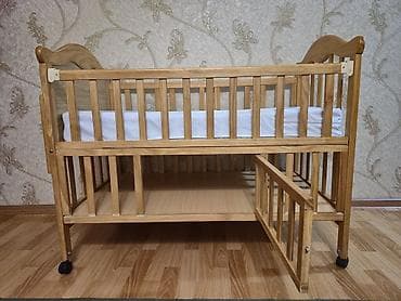 Детская кроватка из натурального дерева (сосна), на колесиках с — 2