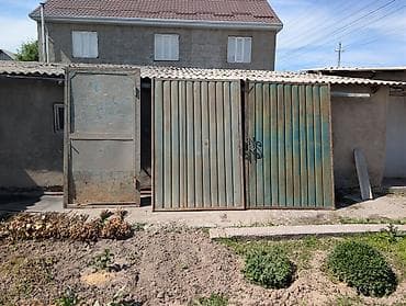 Металлические ворота распашные с калиткой. - Конструкция: две створки