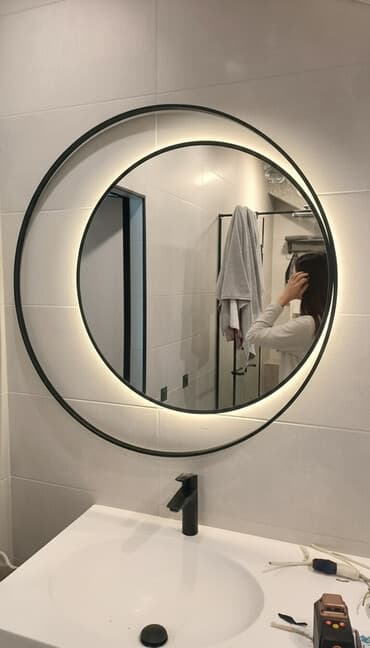 Круглое настенное зеркало с подсветкой - Диаметр: крупный формат