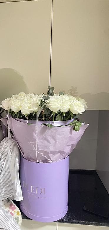 Букет из белых роз в шляпной коробке - Состав: крупные белые розы — 1