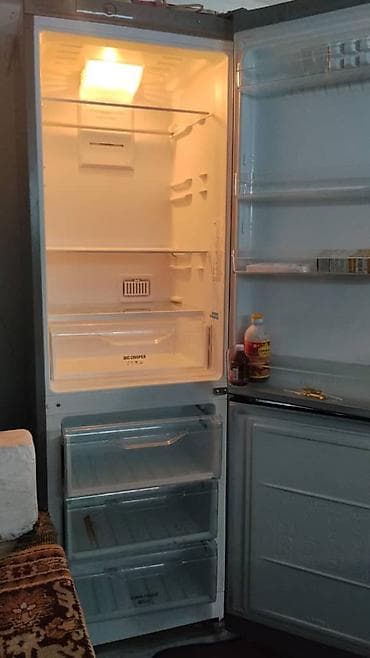 буу холодник: Холодильник Indesit, двухкамерный, серебристый цвет, нижняя — 1