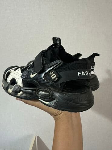 докерсы обувь: Сандалии-кроссовки для мальчика, цвет черно-белый, футуристичный — 2