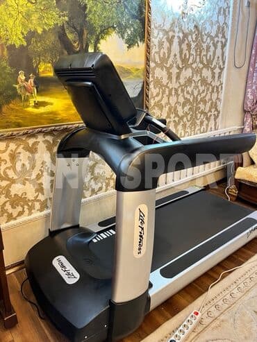 тренажерный оборудование: Беговая дорожка Life Fitness с электронным управлением. Оснащена — 2