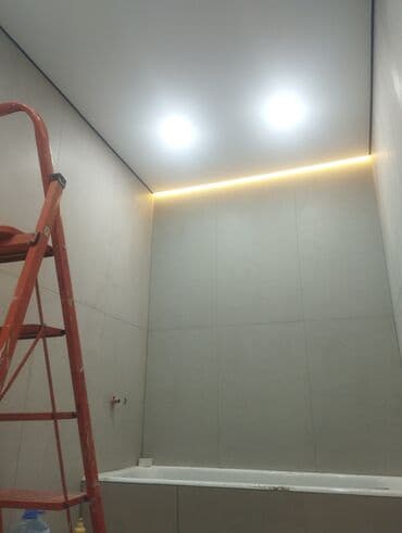 встраиваемые потолочные светильники: Натяжной потолок с точечными светильниками и трековой системой — 10