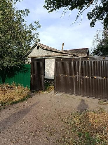 Дом находится в Кемине, рядом школа, детсад,в шаговой доступности