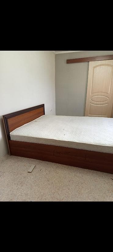 Брусчатка, тротуарная плитка: Срочно продаю кровать с матрасом. - Размер: визуально стандартный — 3