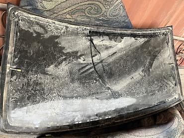 Предлагается автомобильный двигатель. На корпусе видны патрубки