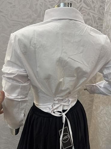 рубашка: Белая рубашка-корсет с длинным рукавом. - Силуэт: приталенная рубашка — 3