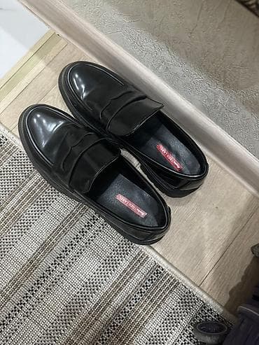 Ботинки и ботильоны: Классические черные лоферы с глянцевой поверхностью. Модель выполнена — 1