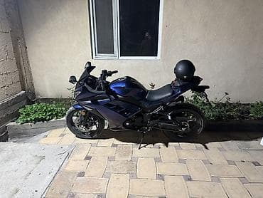 мотор на мотоцикл: Спортивный мотоцикл в стильном фулл-обвесе, цвет темно‑синий металлик — 3