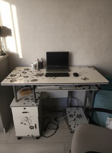 письменый стол бу: Компьютерный стол, Б/у, С полками — 1
