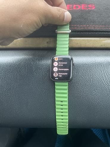 Смарт-часы: Apple Watch с прямоугольным сенсорным экраном и зелёным ремешком — 3