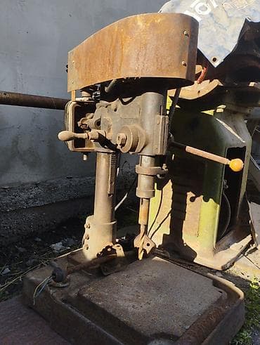 станина: Сверлильный станок настольный/напольный с ременным приводом. - — 1