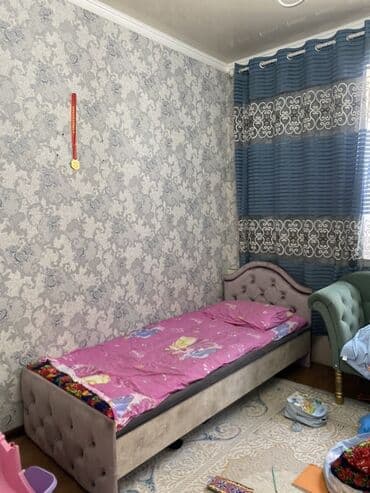 птица домашняя: Односпальная кровать с мягким изголовьем, обтянутым тканью. Изголовье — 4