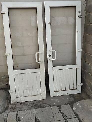 Металлические сейфовые двери: Пластиковый наружный дверь 
продаю каждый оба — 2