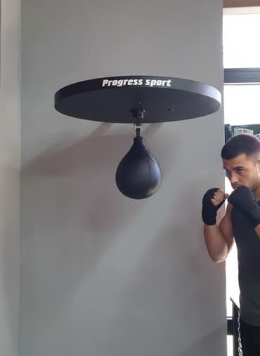 Пневматическая груша на платформе. Груша, мешок. Боксёрская груша