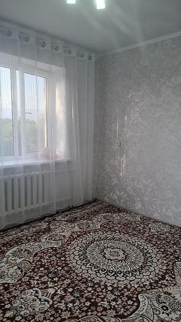 Комнаты: Светлая комната с большим окном и радиатором отопления. - Стены — 1