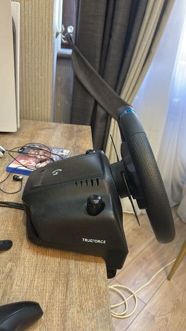 руль и педаль для компьютера: Игровой руль Logitech с педалями. Руль обтянут кожей, имеет кнопки — 5