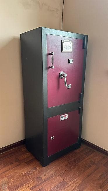 Продается сейф заводской, 2 отдела, в отличном состоянии.Тел: +