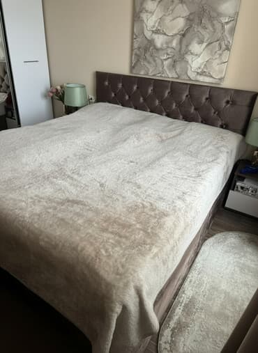 кровать двухместная: Двуспальная кровать, Б/у, С мягким изголовьем, длина - 200 см — 3