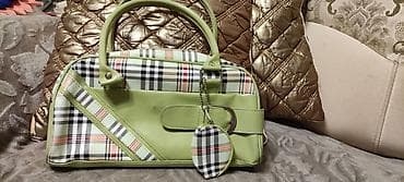 Продам Не большую сумочку под burberry. Из изъянов пятнышко на дне