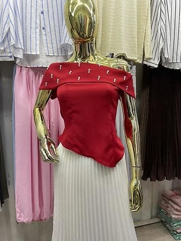 атласный топ: Топ-бюстье с открытыми плечами и декором жемчужными бусинами - — 5