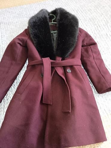 Женское пальто бордового цвета с объёмным воротником из чёрного меха — 2