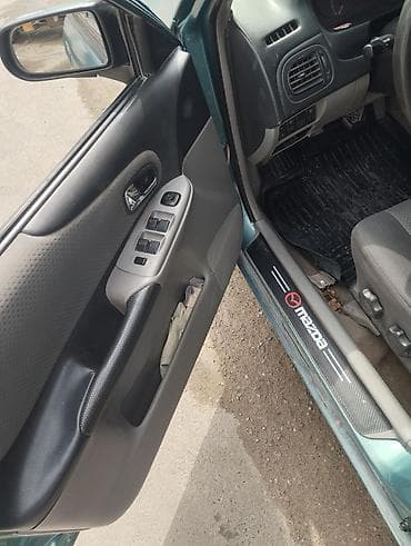 бир: Mazda 323: 2002 г., Кол менен иштөөчү, Бензин, Хетчбек — 6