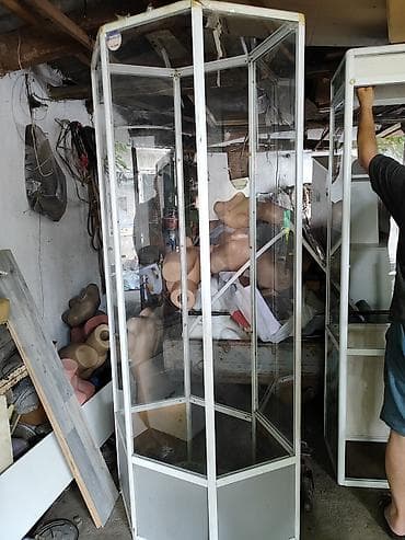 Угловая торговая витрина из стекла и алюминиевого профиля. - Внутри
