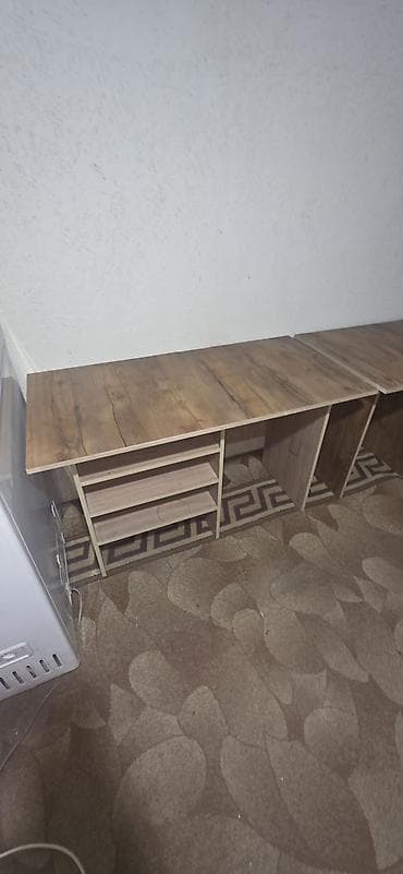 Офисные шкафы: Продаю два стола по 2100 сомов каждый — 3
