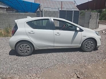 Продажа авто: Toyota Prius C: 2016 г., 1.5 л, Автомат, Гибрид, Хэтчбэк — 3