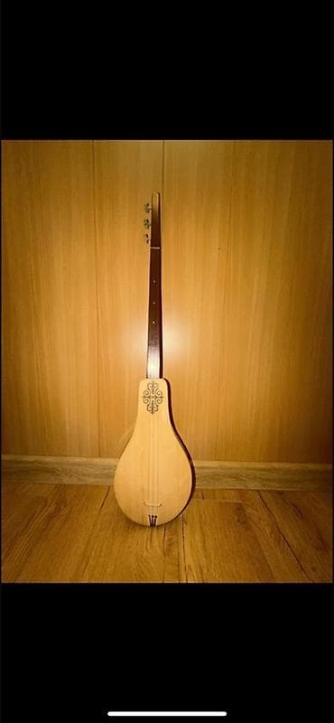 Казахский домбра (двухструнная), с чехлом. - Корпус каплевидной