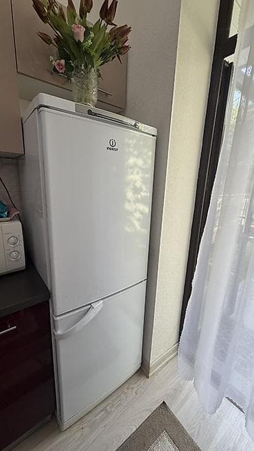 Холодильник Indesit б/у, белый, классический двухкамерный. Ширина 60 at lalafo.kg Холодильник Indesit б/у, белый, классический двухкамерный. Ширина 60