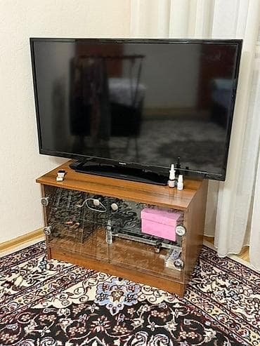 Продаю большой Телевизор Philips с подставкой с плоским экраном. -