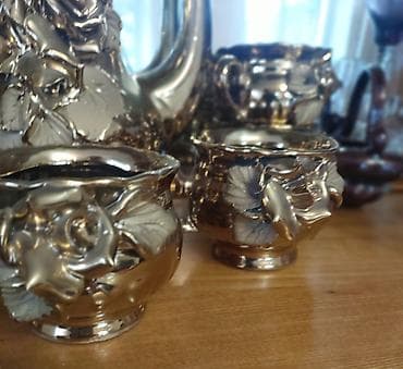 барокко: Чайный сервиз с рельефными розами, золотистая глазурь Состав набора — 3