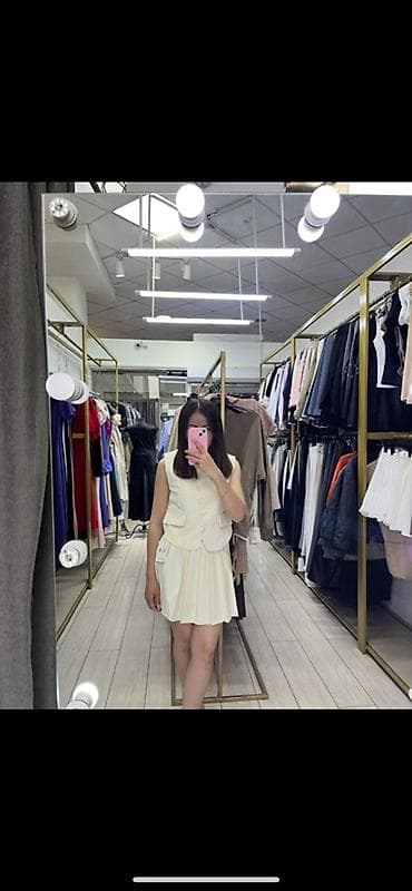 Женская капсула в белой/молочной гамме: 1) Комплект жилет + мини-юбка