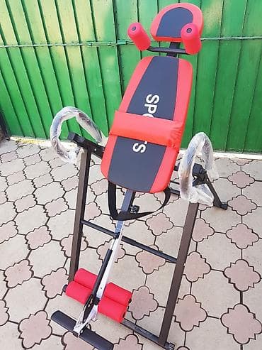 Тренажер для пресса и спины в красно-черном цвете, оснащенный мягкими