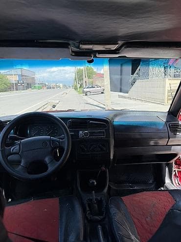 Volkswagen Vento: 1992 г., 1.8 л, Механика, Бензин, Седан