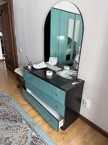 горки в гостинную: ‼️Очень срочно‼️ Все что на фото продается за 50 000 сом . Шкафы — 6