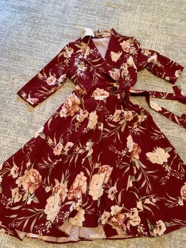 платье венздей: Элегантное платье на запах с цветочным принтом. Бордовый фон украшен — 4
