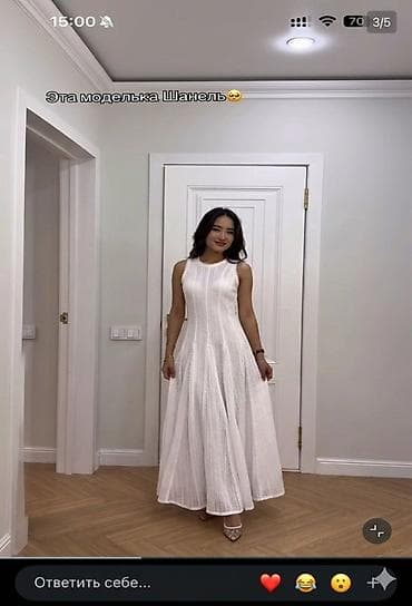 Личные вещи: Белое длинное платье в пол с акцентом на фактурный текстиль. - — 2