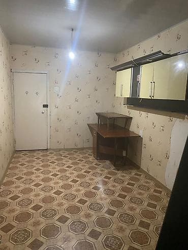 Комната в квартире. - Прямоугольная планировка, вытянутая, с широким