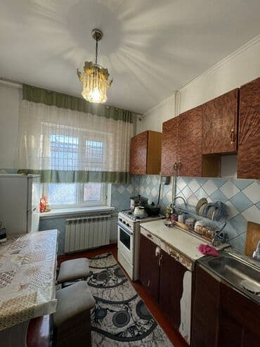 Батирлерди сатуу: 2 бөлмө, 48 м², 105-серия, 4 кабат, Эски ремонт — 5