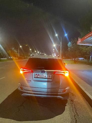 70: Toyota RAV4: 2018 г., Гибрид — 4