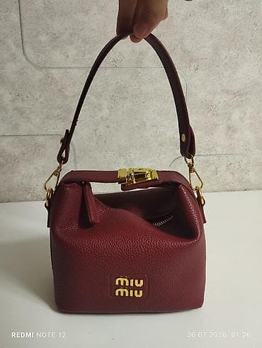 кызыл кия кыз: Сумка miu miu, вишнёвого цвета с золотыми элементами, с двумя шнурами — 4